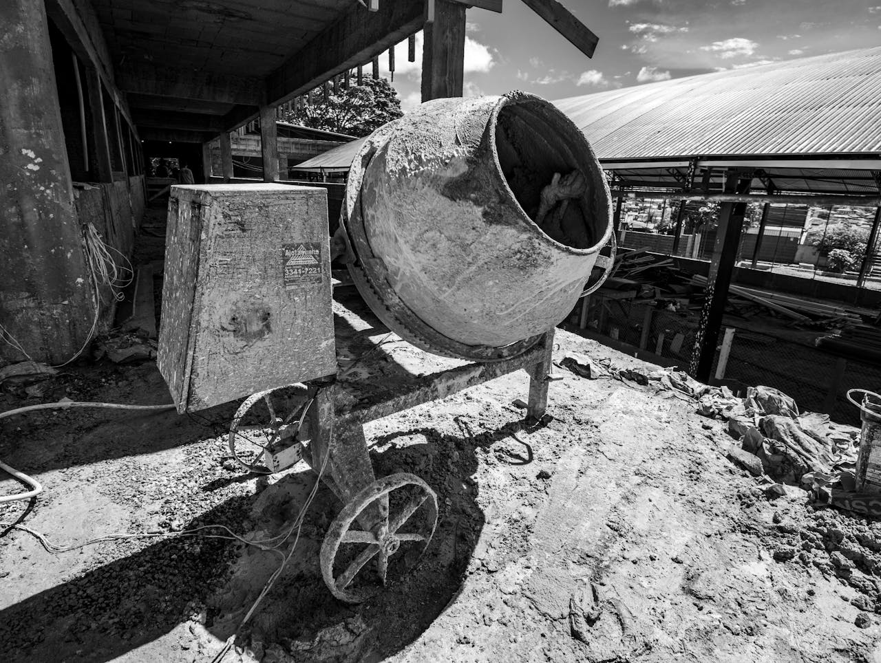 Monochrome photo of a concrete mixer at a construction site in Londrina, Brazil.